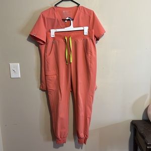 Figs Technical Collection: Casma and Zamora scrub top and bottom